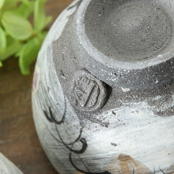 【益子焼】  荒土の酒器セット グレーの生地と刷毛目 野ぶどう模様 とっくり1個・ぐい呑み２個のセット 一点物 （ 長寿のお祝い 退職祝い 退職記念 ご自分へのご褒美 などの贈り物にも）