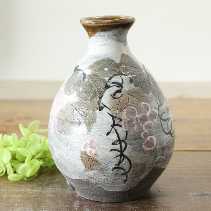 【益子焼】  荒土の酒器セット グレーの生地と刷毛目 野ぶどう模様 とっくり1個・ぐい呑み２個のセット 一点物 （ 長寿のお祝い 退職祝い 退職記念 ご自分へのご褒美 などの贈り物にも）