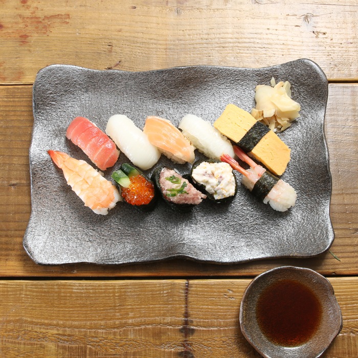 【益子焼】 渋い炭化焼無地 にぎり寿司皿 握り寿司皿 にぎり鮨皿 約10貫前後用 刺身皿にも 板皿 【単品1枚】