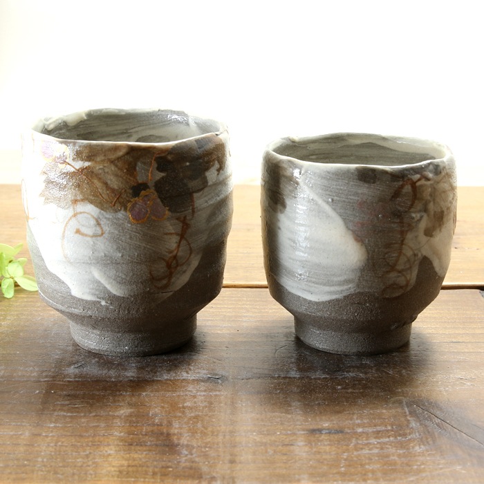 【益子焼】  大きめ荒土の夫婦湯呑み グレーの生地と刷毛目 野ぶどう 金縁取り 夫婦湯呑みセット 一点物 （ 長寿のお祝い 退職祝い 退職記念 ご自分へのご褒美 などの贈り物にも）