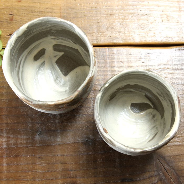 【益子焼】  大きめ荒土の夫婦湯呑み グレーの生地と刷毛目 野ぶどう 金縁取り 夫婦湯呑みセット 一点物 （ 長寿のお祝い 退職祝い 退職記念 ご自分へのご褒美 などの贈り物にも）