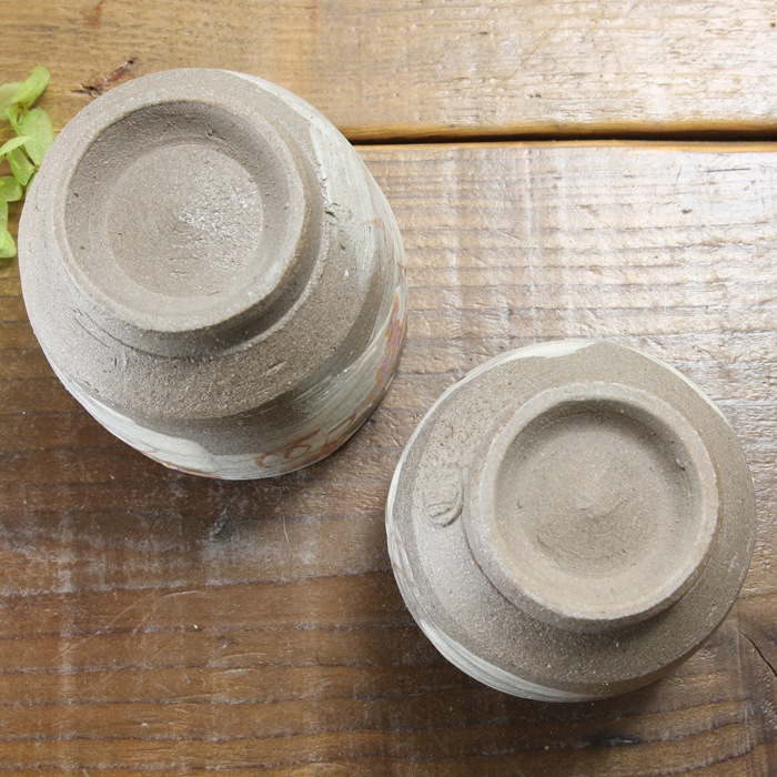【益子焼】  大きめ荒土の夫婦湯呑み グレーの生地と刷毛目 野ぶどう 金縁取り 夫婦湯呑みセット 一点物 （ 長寿のお祝い 退職祝い 退職記念 ご自分へのご褒美 などの贈り物にも）