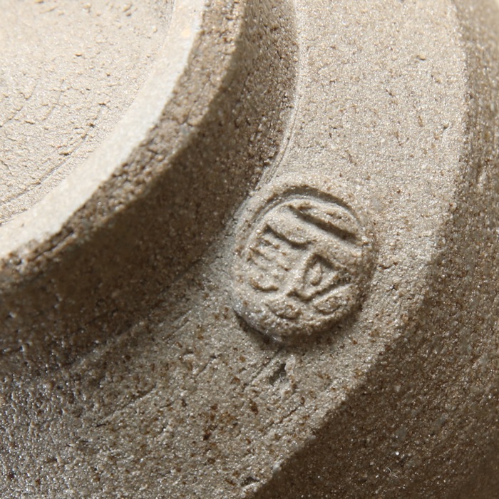 【益子焼】  大きめ荒土の夫婦湯呑み グレーの生地と刷毛目 野ぶどう 金縁取り 夫婦湯呑みセット 一点物 （ 長寿のお祝い 退職祝い 退職記念 ご自分へのご褒美 などの贈り物にも）