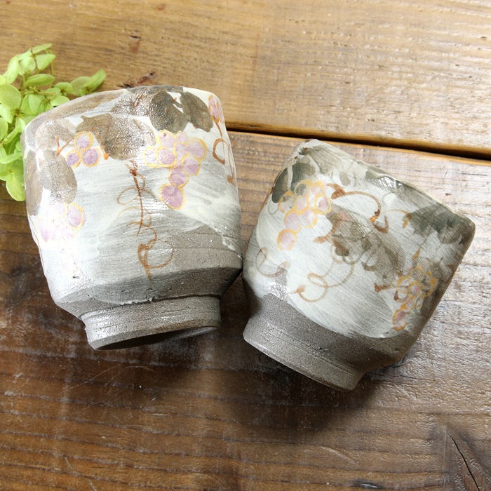 【益子焼】  大きめ荒土の夫婦湯呑み グレーの生地と刷毛目 野ぶどう 金縁取り 夫婦湯呑みセット 一点物 （ 長寿のお祝い 退職祝い 退職記念 ご自分へのご褒美 などの贈り物にも）