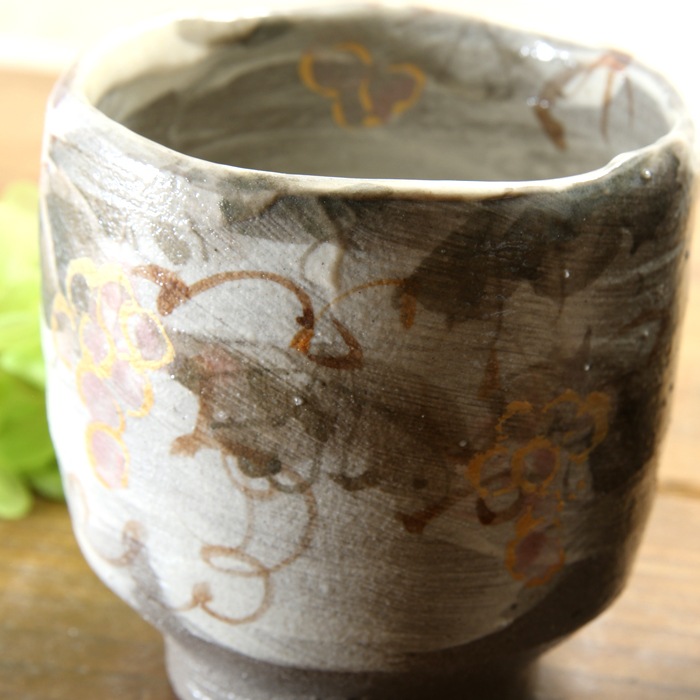 【益子焼】  大きめ荒土の夫婦湯呑み グレーの生地と刷毛目 野ぶどう 金縁取り 夫婦湯呑みセット 一点物 （ 長寿のお祝い 退職祝い 退職記念 ご自分へのご褒美 などの贈り物にも）
