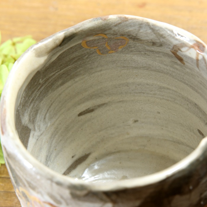 【益子焼】  大きめ荒土の夫婦湯呑み グレーの生地と刷毛目 野ぶどう 金縁取り 夫婦湯呑みセット 一点物 （ 長寿のお祝い 退職祝い 退職記念 ご自分へのご褒美 などの贈り物にも）