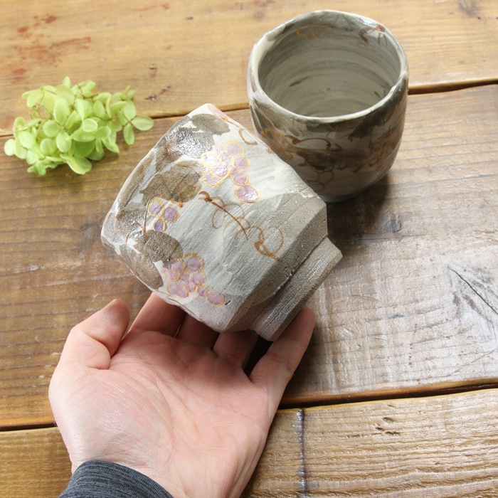 【益子焼】  大きめ荒土の夫婦湯呑み グレーの生地と刷毛目 野ぶどう 金縁取り 夫婦湯呑みセット 一点物 （ 長寿のお祝い 退職祝い 退職記念 ご自分へのご褒美 などの贈り物にも）