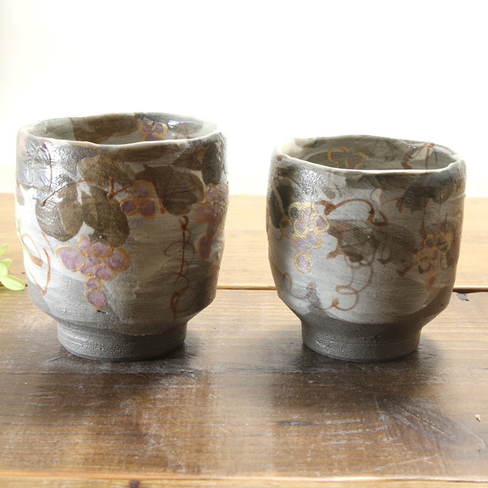 【益子焼】  大きめ荒土の夫婦湯呑み グレーの生地と刷毛目 野ぶどう 金縁取り 夫婦湯呑みセット 一点物 （ 長寿のお祝い 退職祝い 退職記念 ご自分へのご褒美 などの贈り物にも）