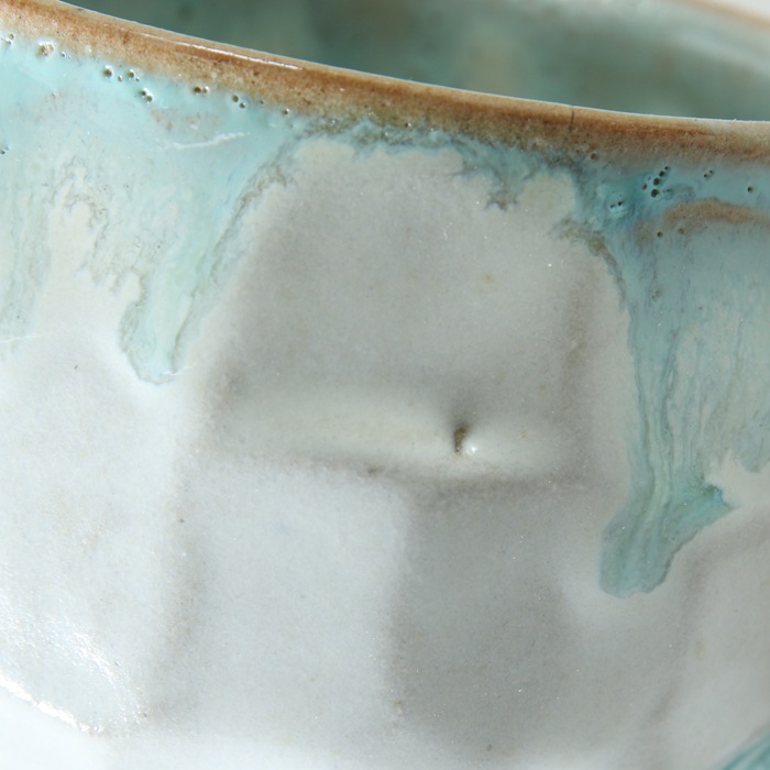 【益子焼】釉シリーズ　荒々しい面取りと重厚感のあるどっしりマグカップ ホワイト＆不均等に流れる水色の釉薬が魅力【単品1個】