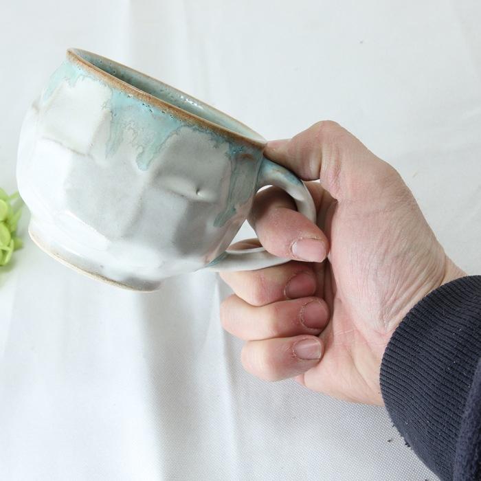 【益子焼】釉シリーズ　荒々しい面取りと重厚感のあるどっしりマグカップ ホワイト＆不均等に流れる水色の釉薬が魅力【単品1個】