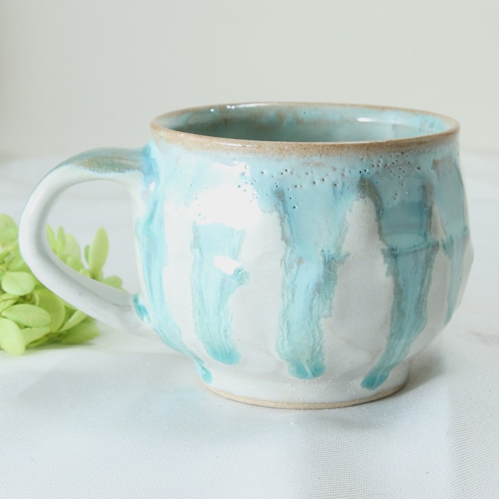 【益子焼】釉シリーズ　荒々しい面取りと重厚感のあるどっしりマグカップ ホワイト＆不均等に流れる水色の釉薬が魅力【単品1個】