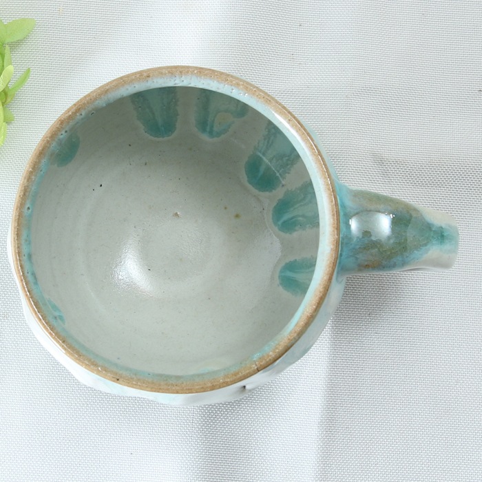 【益子焼】釉シリーズ　荒々しい面取りと重厚感のあるどっしりマグカップ ホワイト＆不均等に流れる水色の釉薬が魅力【単品1個】