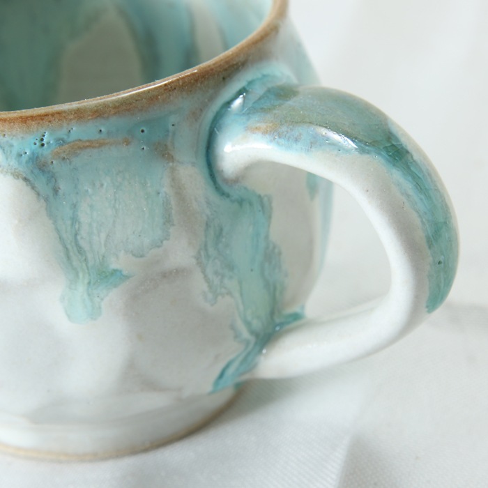 【益子焼】釉シリーズ　荒々しい面取りと重厚感のあるどっしりマグカップ ホワイト＆不均等に流れる水色の釉薬が魅力【単品1個】