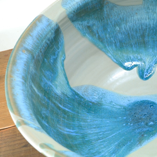 【益子焼】 メダカ鉢 おしゃれ 陶器 白と茶色 中は流れるブルー系 丸形デザイン 約31cm 一点物 【単品１個】※ギフト包装不可