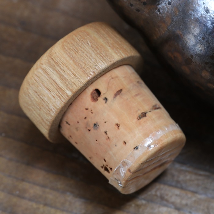 【益子焼】 癒やしの「音っくり」 （おとっくり） 酒器 徳利 酒入れ お酒を注ぐと心地よい音色が楽しめます 【カラー：鉄釉】 単品１個