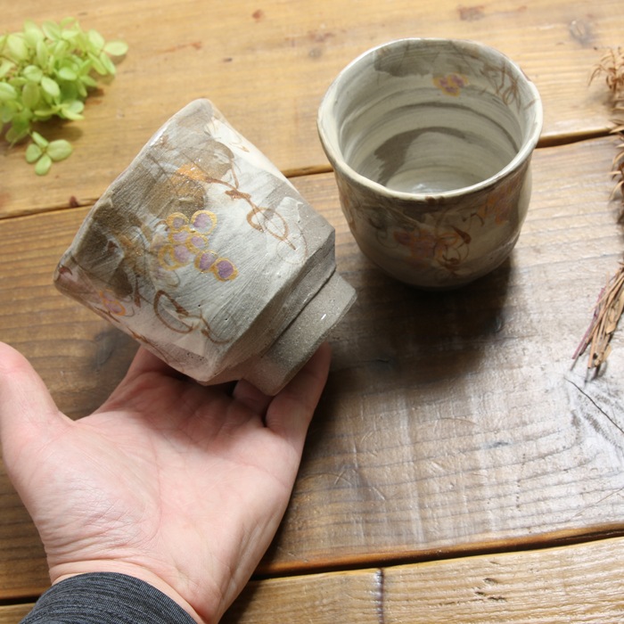 【益子焼】  大きめ荒土の夫婦湯呑み グレーの生地と刷毛目 野ぶどう 金縁取り 少し開いた形 夫婦湯呑みセット 一点物 （ 長寿のお祝い 退職祝い 退職記念 ご自分へのご褒美 などの贈り物にも）