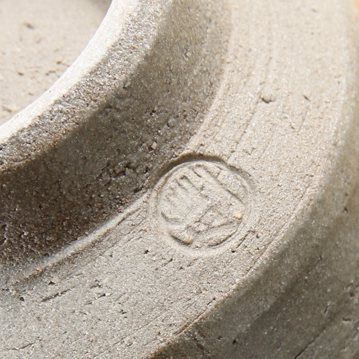 【益子焼】  大きめ荒土の夫婦湯呑み グレーの生地と刷毛目 野ぶどう 金縁取り 少し開いた形 夫婦湯呑みセット 一点物 （ 長寿のお祝い 退職祝い 退職記念 ご自分へのご褒美 などの贈り物にも）