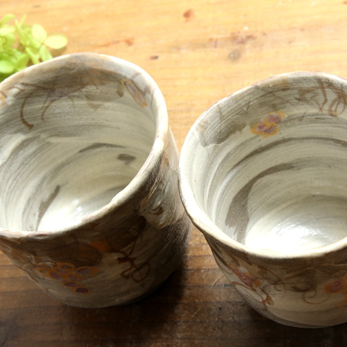 【益子焼】  大きめ荒土の夫婦湯呑み グレーの生地と刷毛目 野ぶどう 金縁取り 少し開いた形 夫婦湯呑みセット 一点物 （ 長寿のお祝い 退職祝い 退職記念 ご自分へのご褒美 などの贈り物にも）