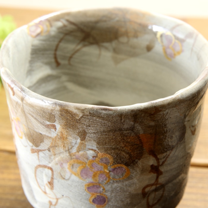 【益子焼】  大きめ荒土の夫婦湯呑み グレーの生地と刷毛目 野ぶどう 金縁取り 少し開いた形 夫婦湯呑みセット 一点物 （ 長寿のお祝い 退職祝い 退職記念 ご自分へのご褒美 などの贈り物にも）