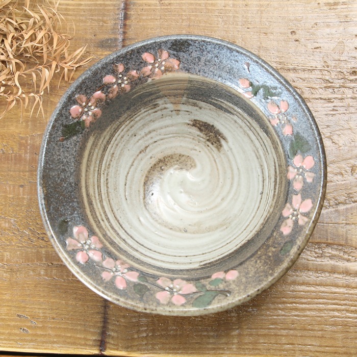 【益子焼】　浅めな小鉢 一品小料理に さくら桜模様 縁が開いたリム小鉢 中は渦巻き刷毛目模様【単品１個】