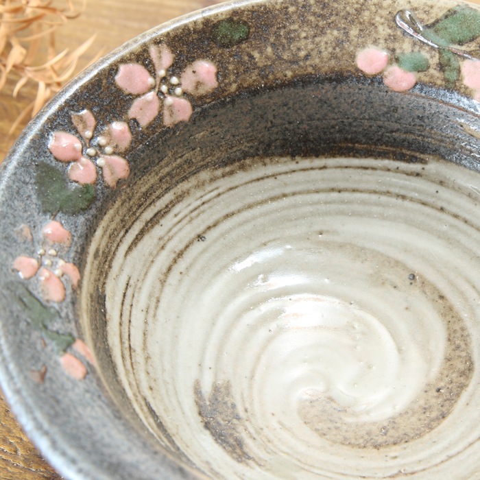 【益子焼】　浅めな小鉢 一品小料理に さくら桜模様 縁が開いたリム小鉢 中は渦巻き刷毛目模様【単品１個】