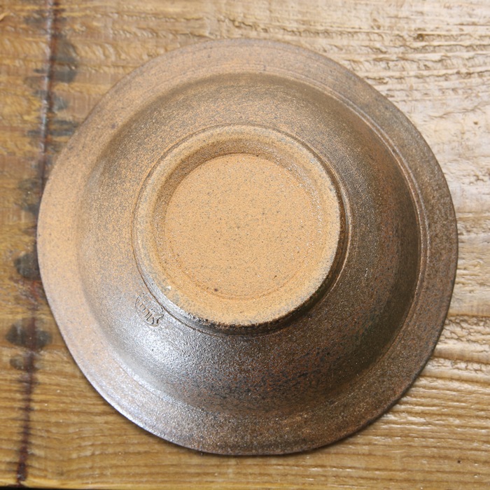 【益子焼】　浅めな小鉢 一品小料理に さくら桜模様 縁が開いたリム小鉢 中は渦巻き刷毛目模様【単品１個】