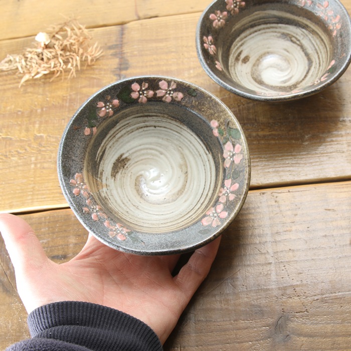 【益子焼】　浅めな小鉢 一品小料理に さくら桜模様 縁が開いたリム小鉢 中は渦巻き刷毛目模様【単品１個】