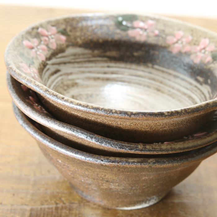 【益子焼】　浅めな小鉢 一品小料理に さくら桜模様 縁が開いたリム小鉢 中は渦巻き刷毛目模様【単品１個】