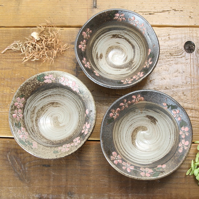 【益子焼】　浅めな小鉢 一品小料理に さくら桜模様 縁が開いたリム小鉢 中は渦巻き刷毛目模様【単品１個】