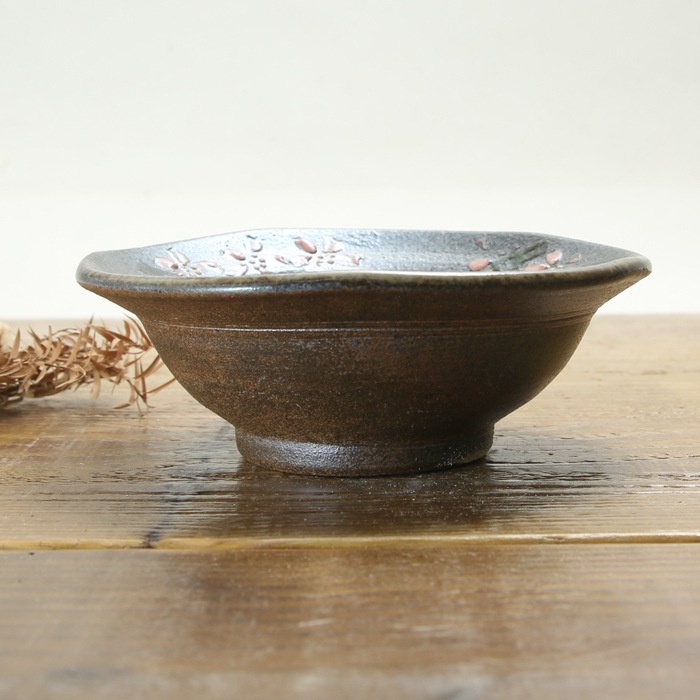 【益子焼】　浅めな小鉢 一品小料理に さくら桜模様 縁が開いたリム小鉢 中は渦巻き刷毛目模様【単品１個】