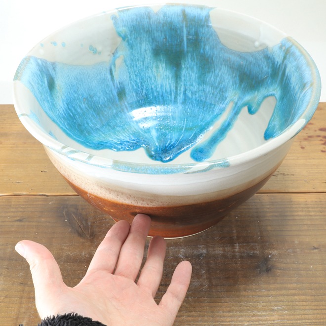 【益子焼】 メダカ鉢 おしゃれ 陶器 白と茶色 中は流れるブルー系 丸形デザイン 約32cm 一点物 【単品１個】※ギフト包装不可