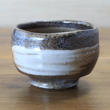 【益子焼】 ぐい呑 大きめ お猪口 炭化焼 刷毛目 （はけめ） 単品１個