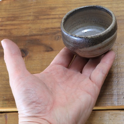 【益子焼】 ぐい呑 大きめ お猪口 炭化焼 刷毛目 （はけめ） 単品１個