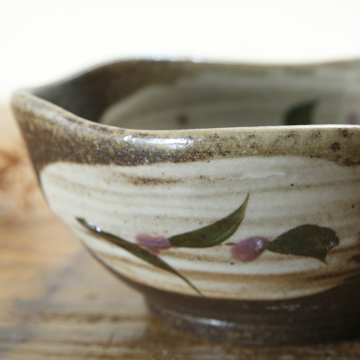 【益子焼】 縁を変形させた 深さのある小鉢 刷毛目つゆ草模様【単品1個】