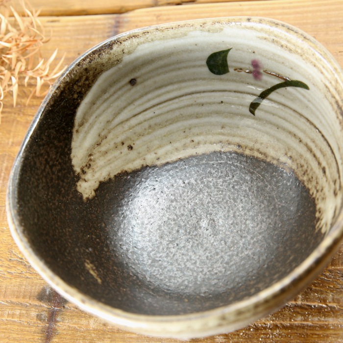 【益子焼】 縁を変形させた 深さのある小鉢 刷毛目つゆ草模様【単品1個】