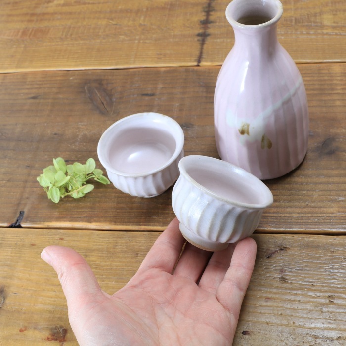 【益子焼】 釉シリーズ 酒器セット 酒器揃え しのぎ 益子ピンク 薄めなピンク 【とっくり１本・おちょこ２個のセット】