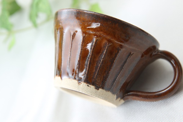 【益子焼】釉シリーズ　小さな手付きカップ　しのぎ＆つやあり益子あめ黒【単品1個】