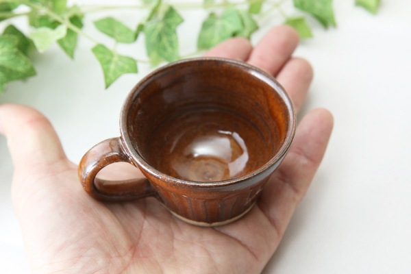 【益子焼】釉シリーズ　小さな手付きカップ　しのぎ＆つやあり益子あめ黒【単品1個】