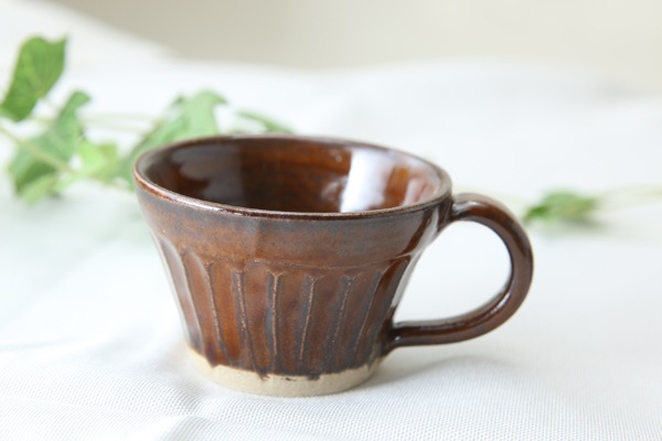 【益子焼】釉シリーズ　小さな手付きカップ　しのぎ＆つやあり益子あめ黒【単品1個】