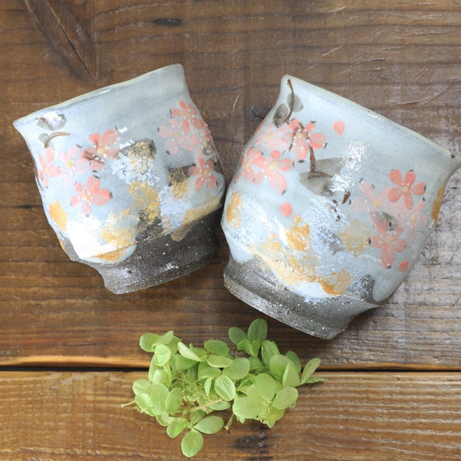 【益子焼】 夫婦湯呑み グレー系の陶土 流し掛けさくら桜模様 金銀色上絵付け 夫婦湯呑みセット 一点物 （ 長寿のお祝い 退職祝い 退職記念 ご自分へのご褒美 などの贈り物にも）