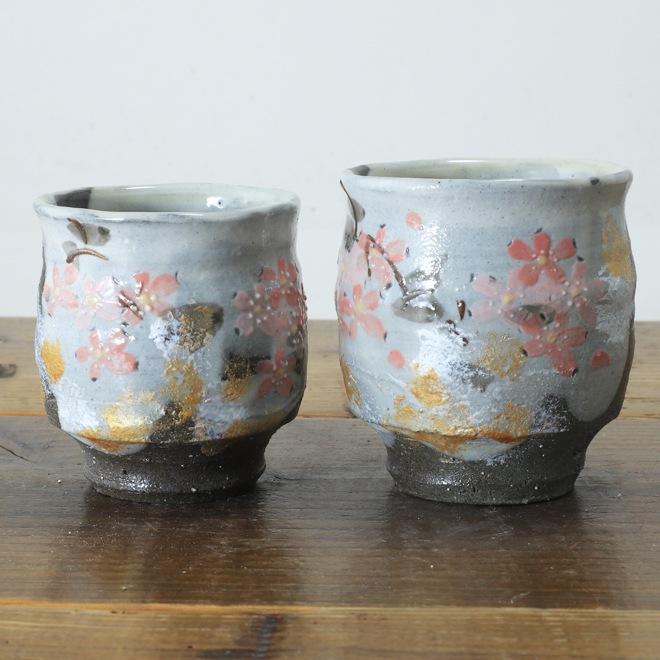 【益子焼】 夫婦湯呑み グレー系の陶土 流し掛けさくら桜模様 金銀色上絵付け 夫婦湯呑みセット 一点物 （ 長寿のお祝い 退職祝い 退職記念 ご自分へのご褒美 などの贈り物にも）
