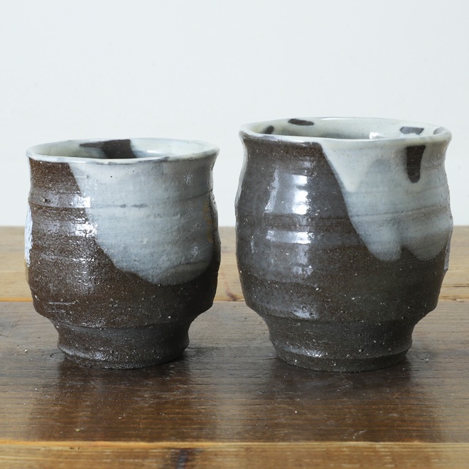 【益子焼】 夫婦湯呑み グレー系の陶土 流し掛けさくら桜模様 金銀色上絵付け 夫婦湯呑みセット 一点物 （ 長寿のお祝い 退職祝い 退職記念 ご自分へのご褒美 などの贈り物にも）