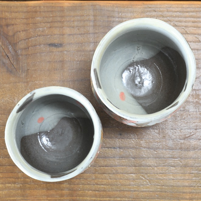 【益子焼】 夫婦湯呑み グレー系の陶土 流し掛けさくら桜模様 金銀色上絵付け 夫婦湯呑みセット 一点物 （ 長寿のお祝い 退職祝い 退職記念 ご自分へのご褒美 などの贈り物にも）