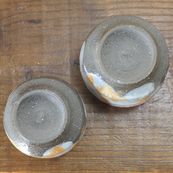 【益子焼】 夫婦湯呑み グレー系の陶土 流し掛けさくら桜模様 金銀色上絵付け 夫婦湯呑みセット 一点物 （ 長寿のお祝い 退職祝い 退職記念 ご自分へのご褒美 などの贈り物にも）