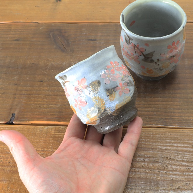 【益子焼】 夫婦湯呑み グレー系の陶土 流し掛けさくら桜模様 金銀色上絵付け 夫婦湯呑みセット 一点物 （ 長寿のお祝い 退職祝い 退職記念 ご自分へのご褒美 などの贈り物にも）