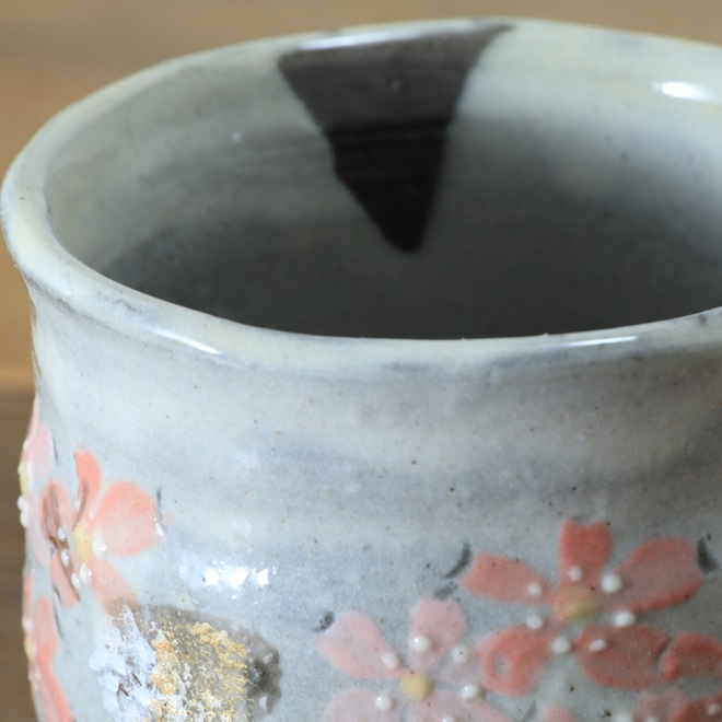 【益子焼】 夫婦湯呑み グレー系の陶土 流し掛けさくら桜模様 金銀色上絵付け 夫婦湯呑みセット 一点物 （ 長寿のお祝い 退職祝い 退職記念 ご自分へのご褒美 などの贈り物にも）