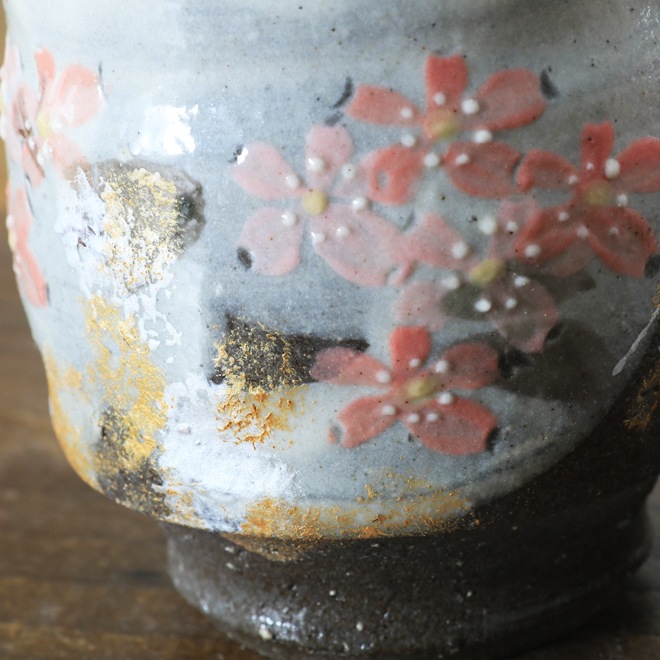 【益子焼】 夫婦湯呑み グレー系の陶土 流し掛けさくら桜模様 金銀色上絵付け 夫婦湯呑みセット 一点物 （ 長寿のお祝い 退職祝い 退職記念 ご自分へのご褒美 などの贈り物にも）
