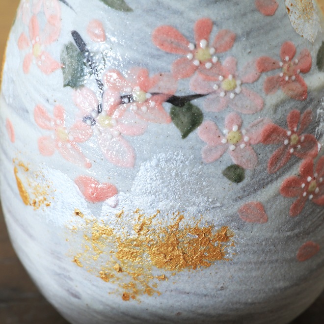 【益子焼】  酒器セット 素朴な赤土に刷毛目＆さくら桜 金銀色の上絵付け とっくり1個・ぐい呑み２個のセット （ 長寿のお祝い 退職祝い 退職記念 ご自分へのご褒美 などの贈り物にも）