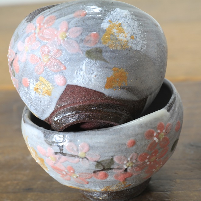 【益子焼】  酒器セット 素朴な赤土に刷毛目＆さくら桜 金銀色の上絵付け とっくり1個・ぐい呑み２個のセット （ 長寿のお祝い 退職祝い 退職記念 ご自分へのご褒美 などの贈り物にも）