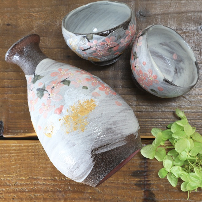 【益子焼】  酒器セット 素朴な赤土に刷毛目＆さくら桜 金銀色の上絵付け とっくり1個・ぐい呑み２個のセット （ 長寿のお祝い 退職祝い 退職記念 ご自分へのご褒美 などの贈り物にも）